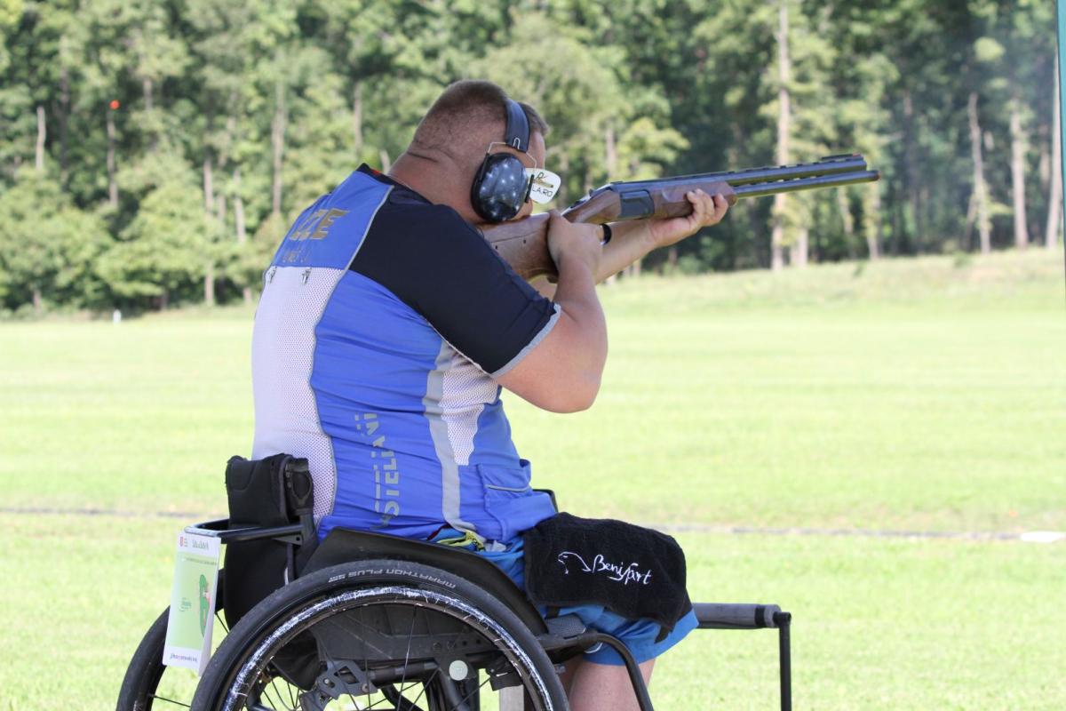 A Para Trap shooter aims his shot 