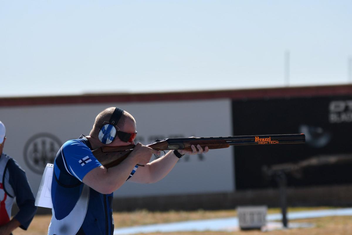 A Para Trap shooter in action