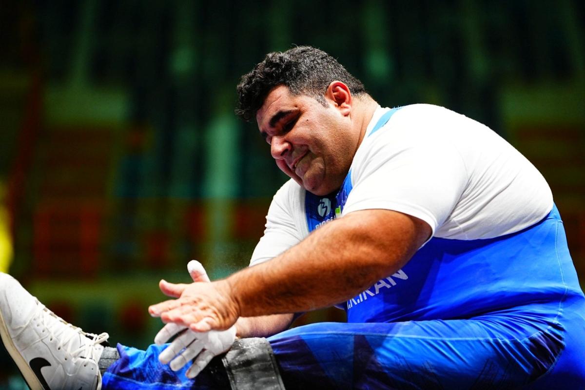 An athlete gets ready for his lift