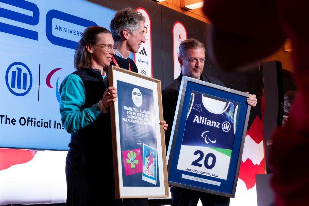 Two people are holding frames with messages
