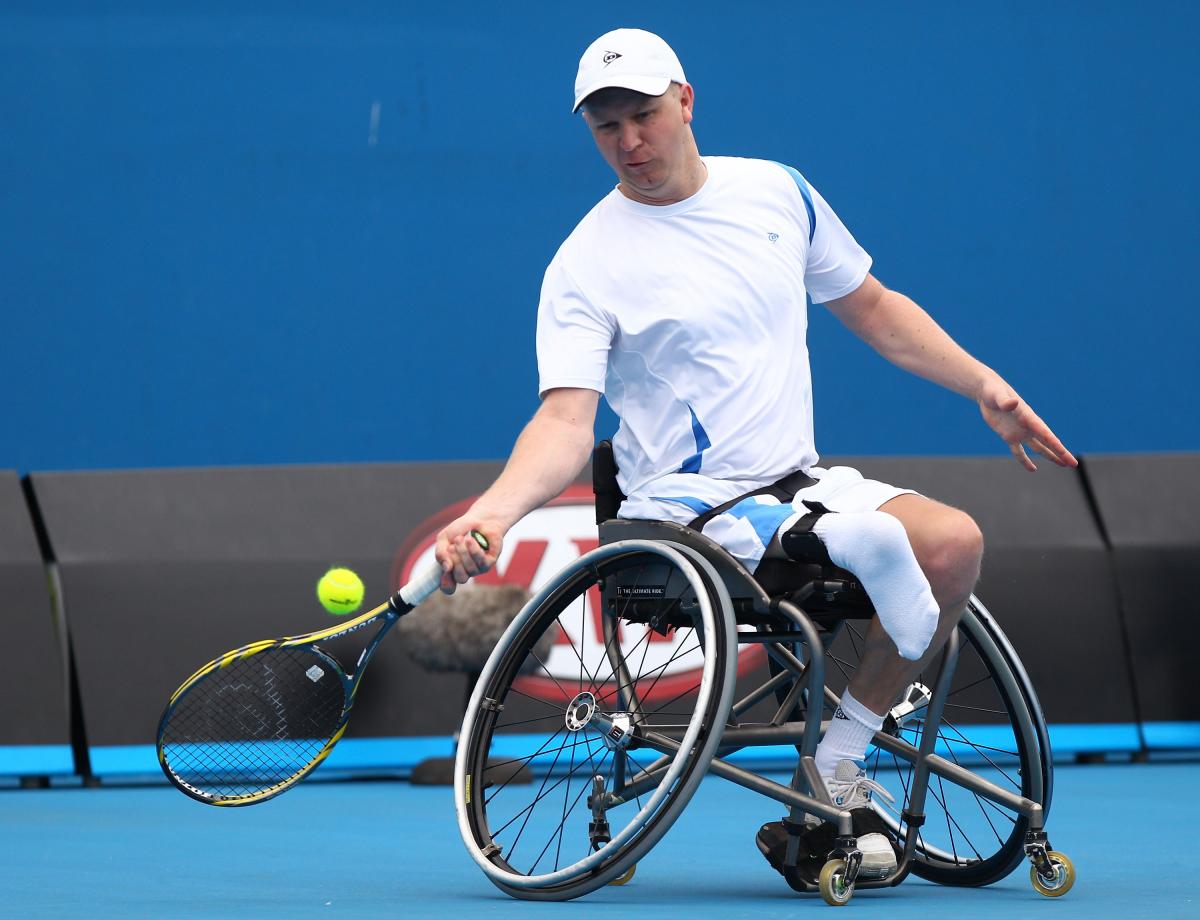 Ronald Vink in a wheelchair tennis match