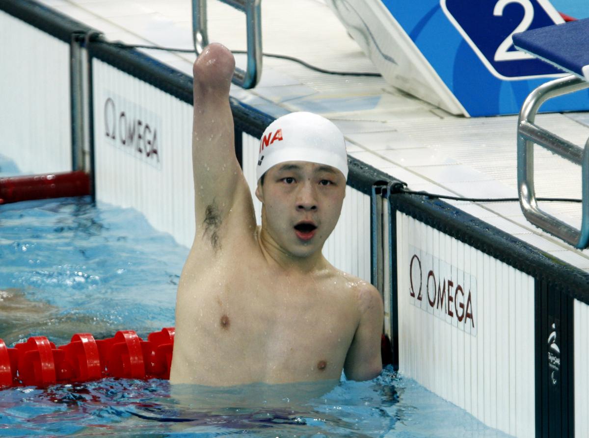 Qing Xu celebrating his win in the pool.