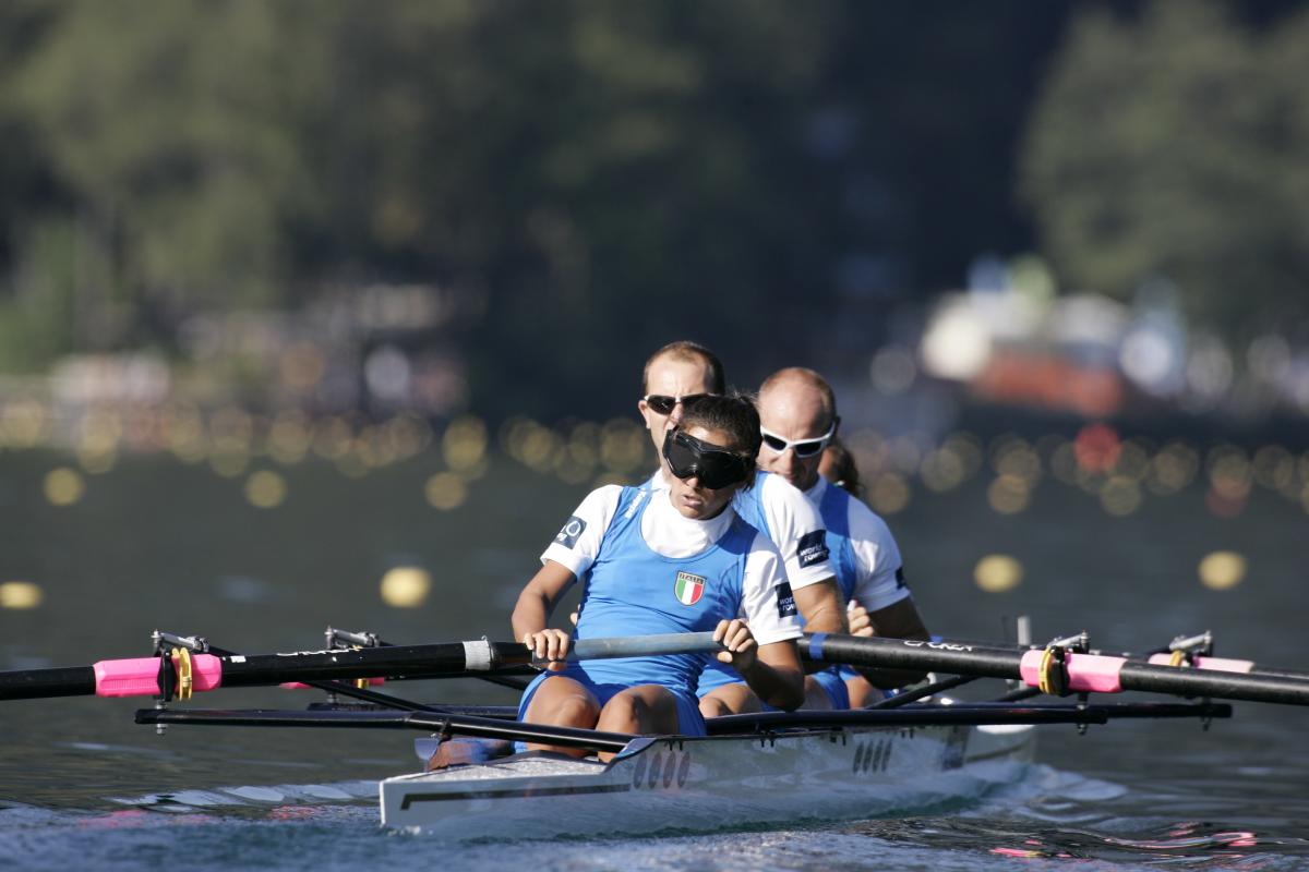 A picture of four italian people rowing.