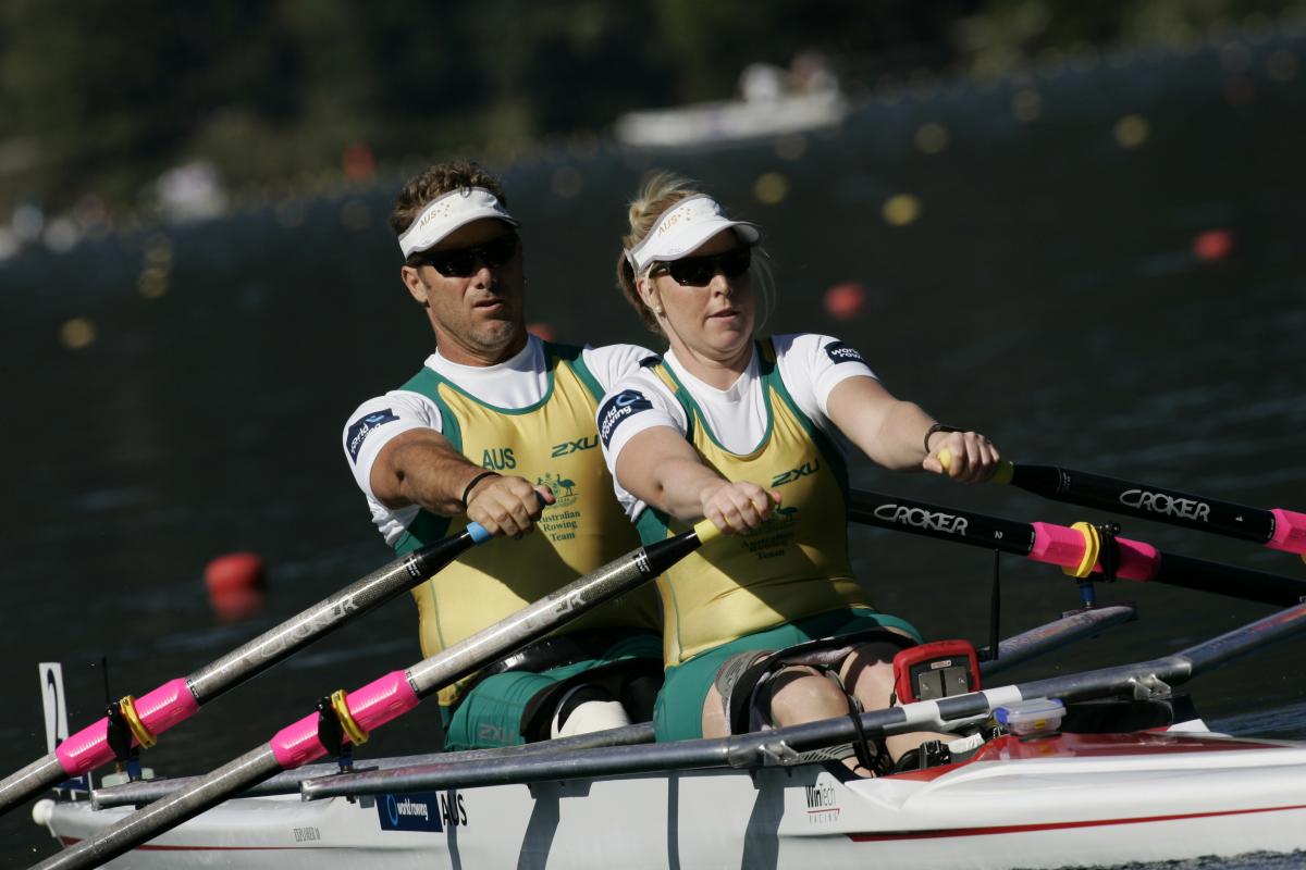 Jonh Maclean (b) and Kathryn Ross (s) (AUS) A picture of 2 people rowing together
