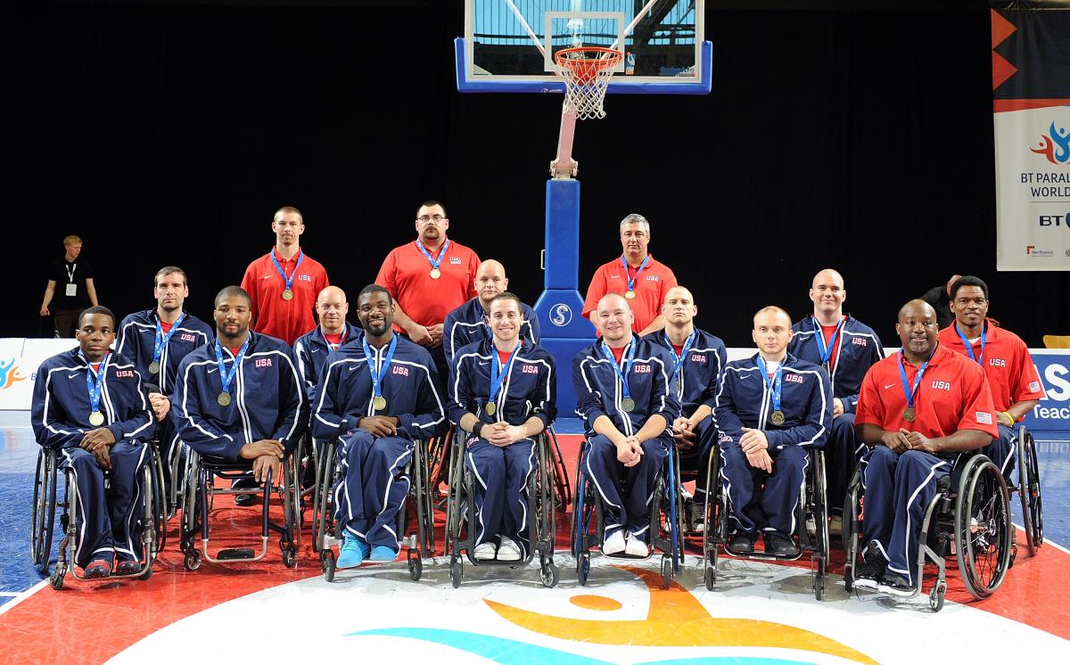 USA Men's Basketball Team A picture of a group of person in wheelchair posing for a foto