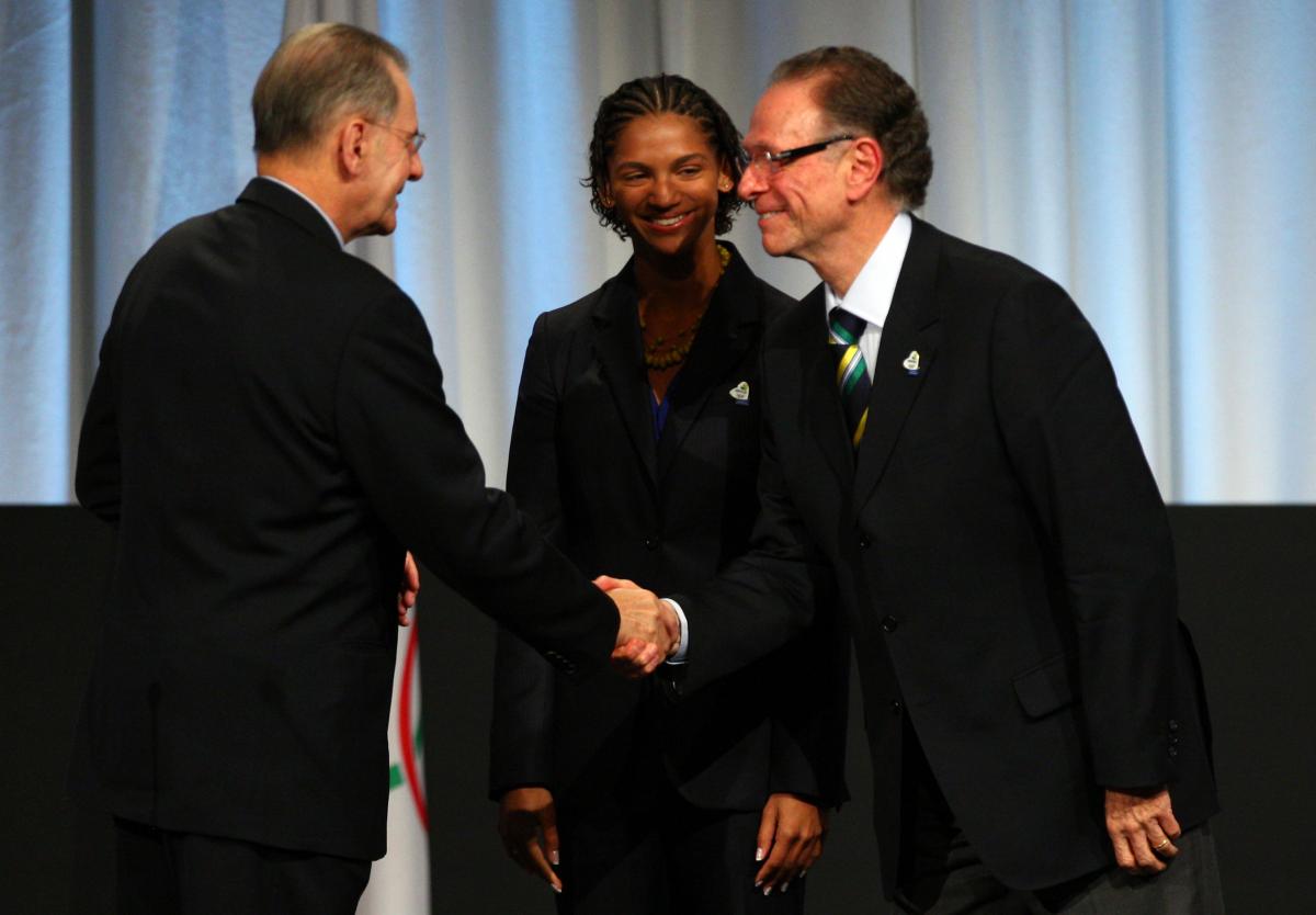 Barbara Leoncio and Carlos Nuzman A picture of 2 men shaking their hands