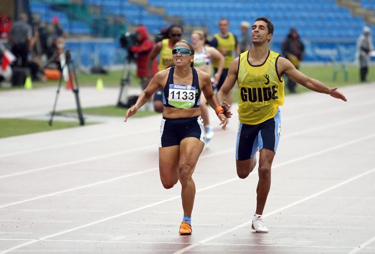 Terezinha Guilhermina running with guide