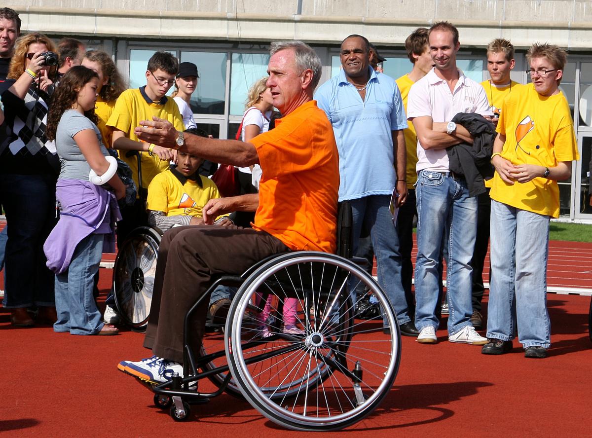 Johan Cruyff Foundation A picture of a man in a wheelchair