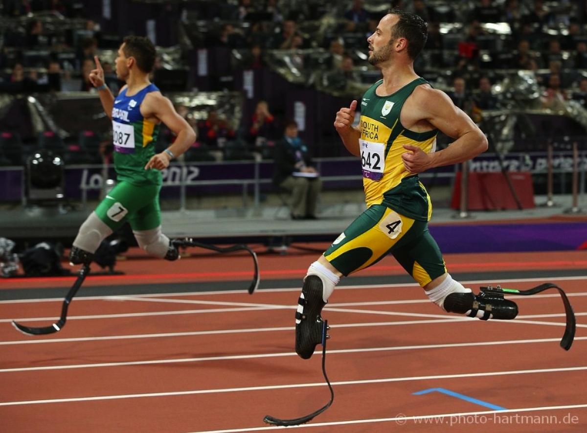 Alan Oliveira wins the men's 200m T44 at London 2012 Alan Oliveira wins the men's 200m T44 at London 2012