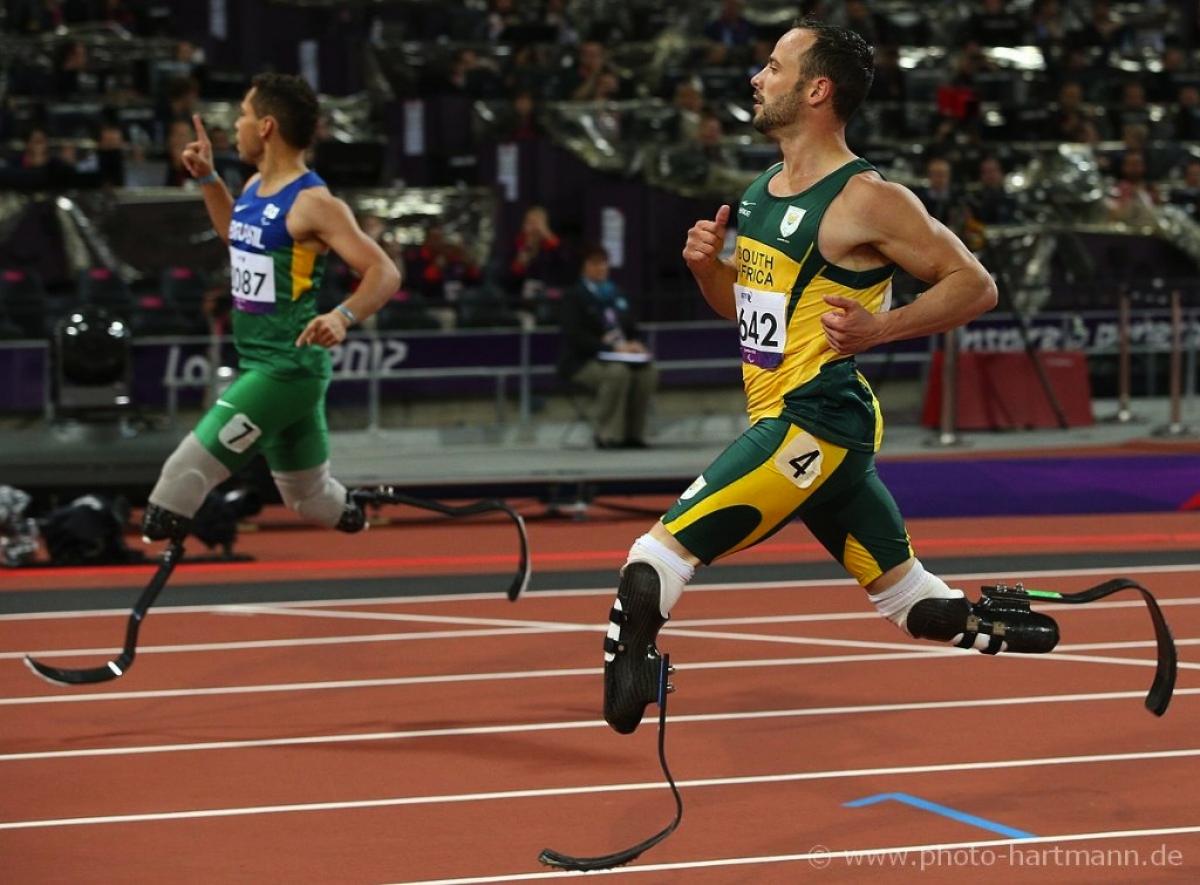 Alan Oliveira wins the men's 200m T44 at London 2012