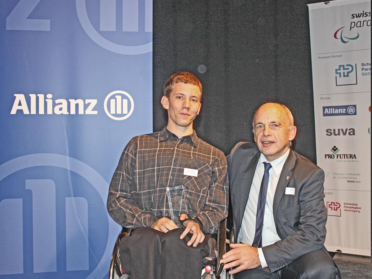 Tobias Fankhauser A picture of a man in a wheelchair posing with his award