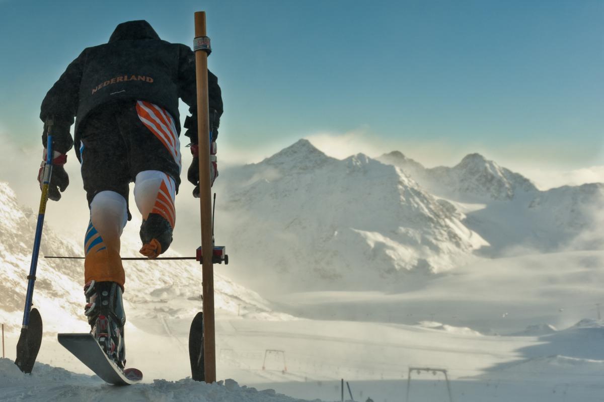 A picture of man ready to for a ski race