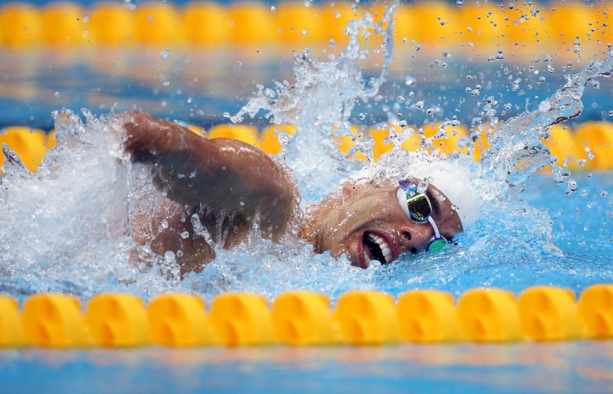 Daniel Dias A picture of a man swimming