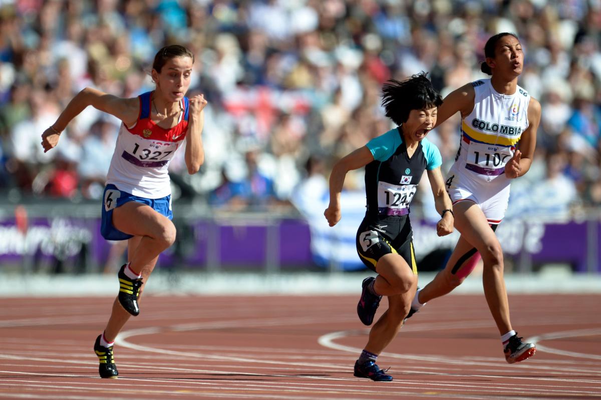 Min-Jae Jun A picture of 3 women running in an athletics race