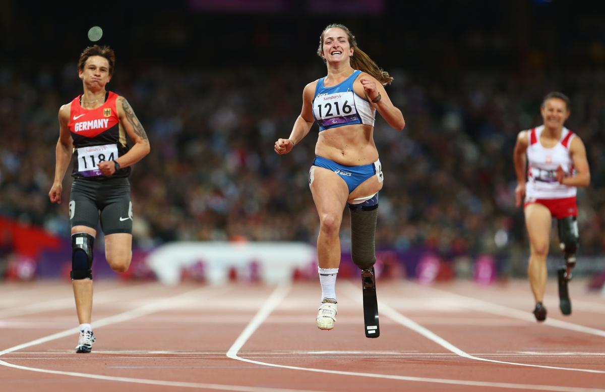 A picture of women running on a tracking field