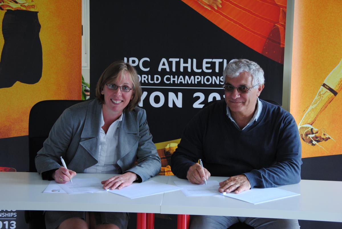 Fabienne Bonnet, representing Otto Bock, and Marcel Ferrari sign the agreement