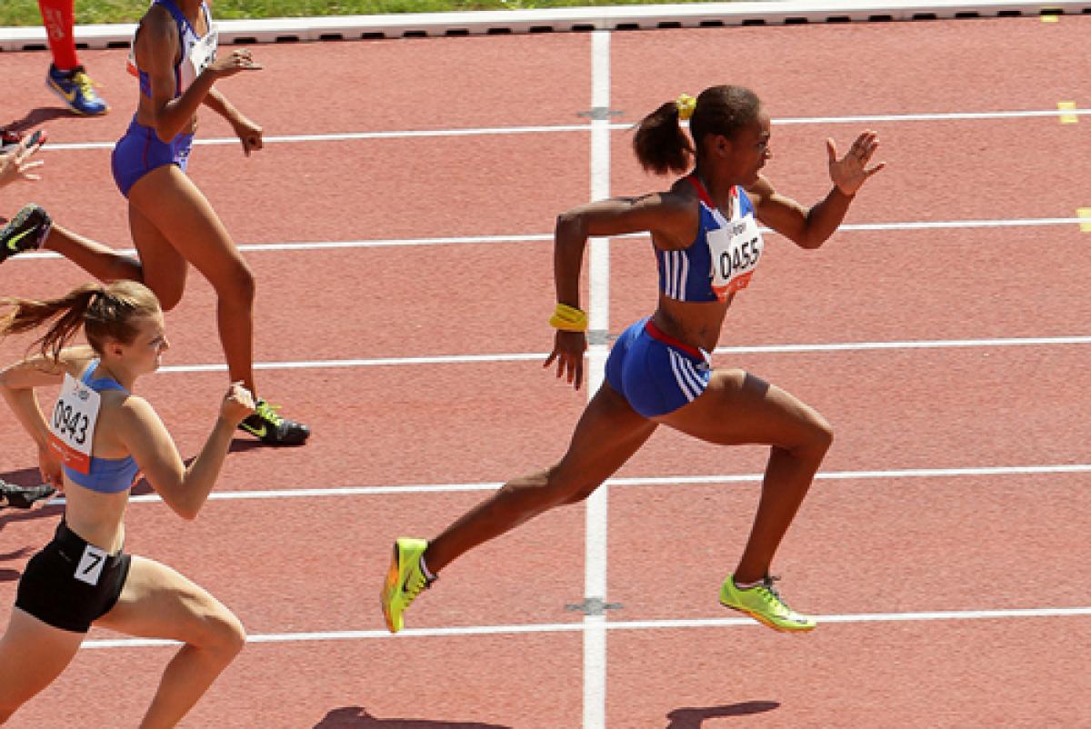 Mandy Francois-Elie Lyon Mandy Francois-Elie sprinting on a tartan track leading the field.