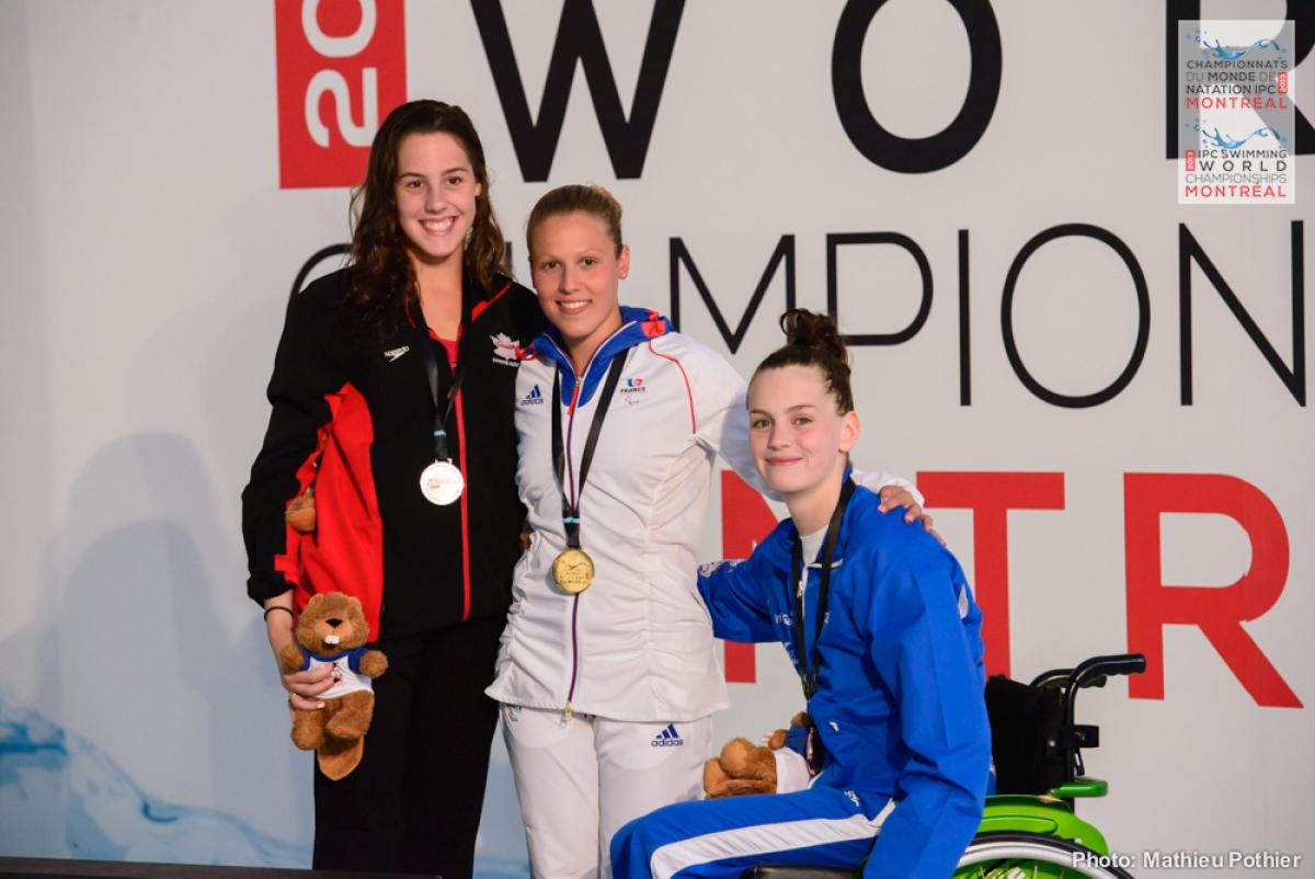 Aurélie Rivard avec l’argent, Tully Kearney médaillée de bronze et Élodie Lorandi qui a remporté l’or sur le podium ce soir.