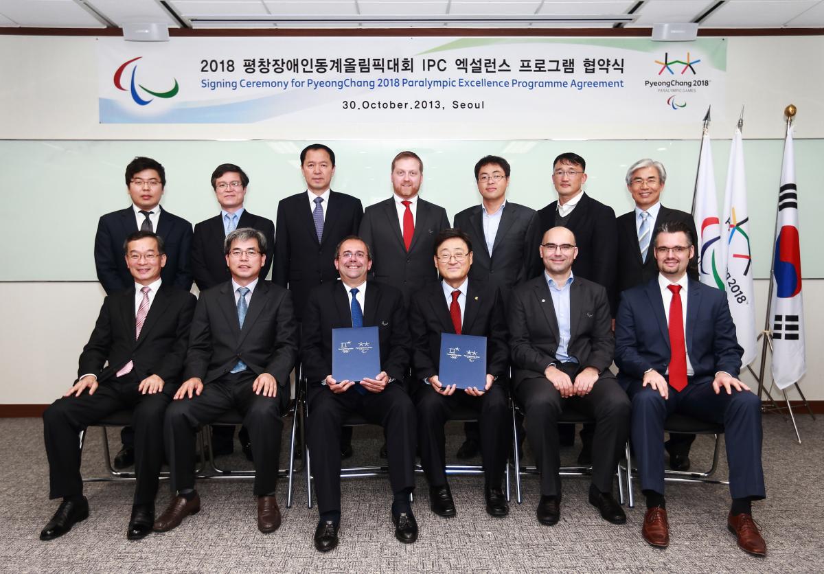 PyeongChang 2018 and IPC Academy signing Members of the IPC and PyeongChang2018 Organising Committee celebrate the signing of the 2018 Excellence Programme