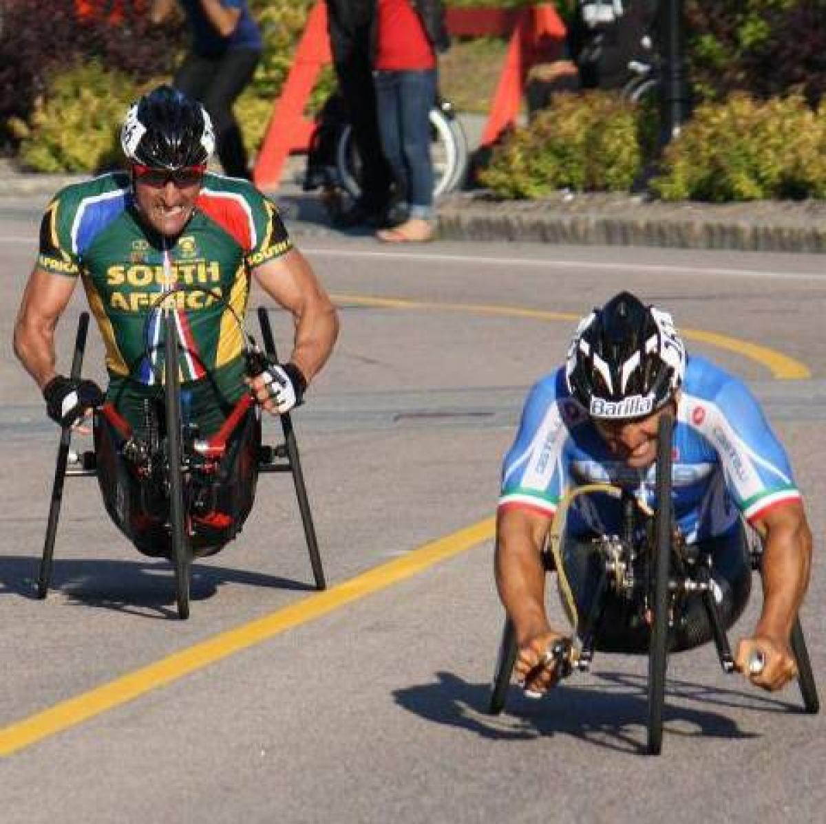 Alex Zanardi competes against Ernst van Dyk