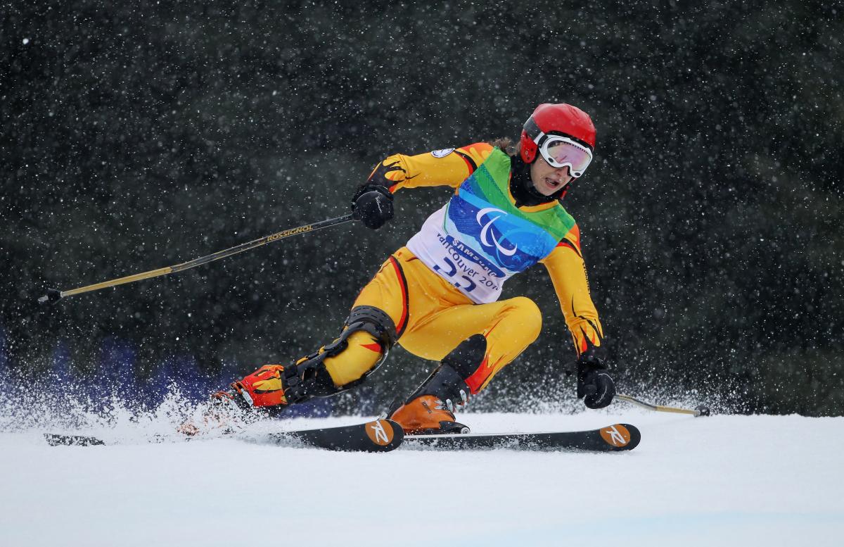 Laura Valeanu skiing