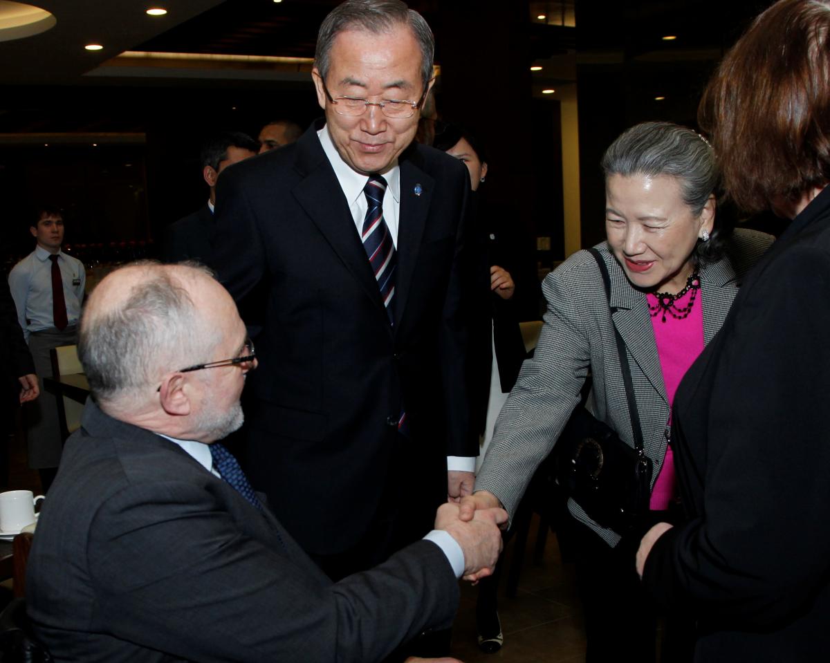 Sir Philip Craven shakes hands with the wife of UN Secretary General Ban Ki-Moon.
