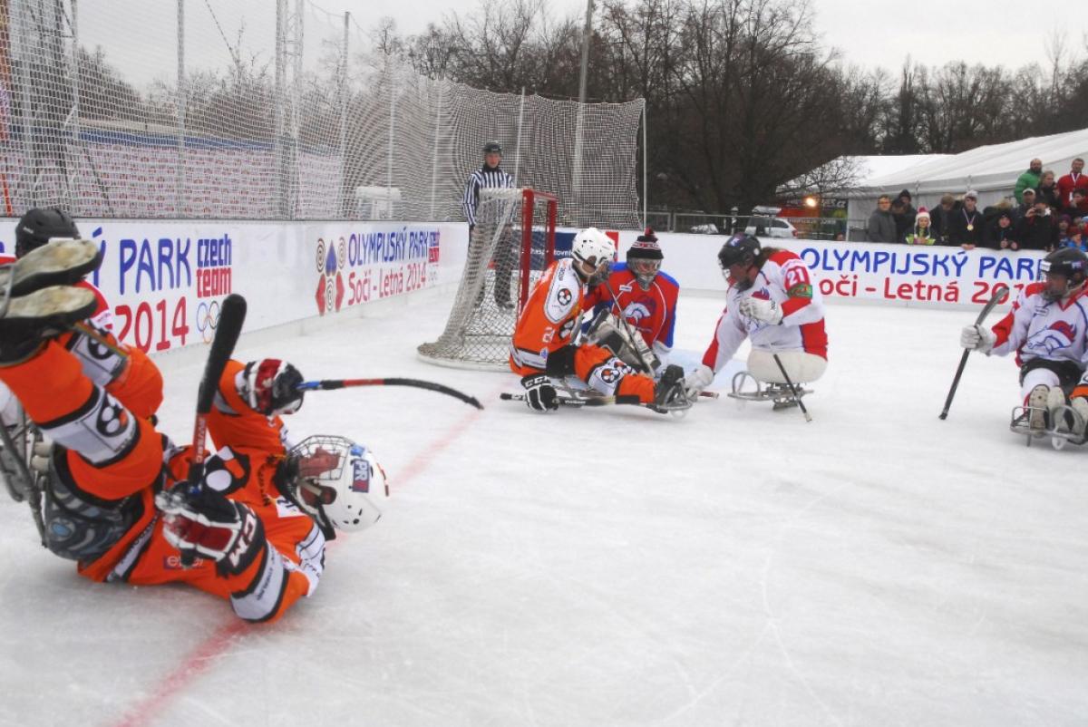 Czech Republic ice sledge hockey demo