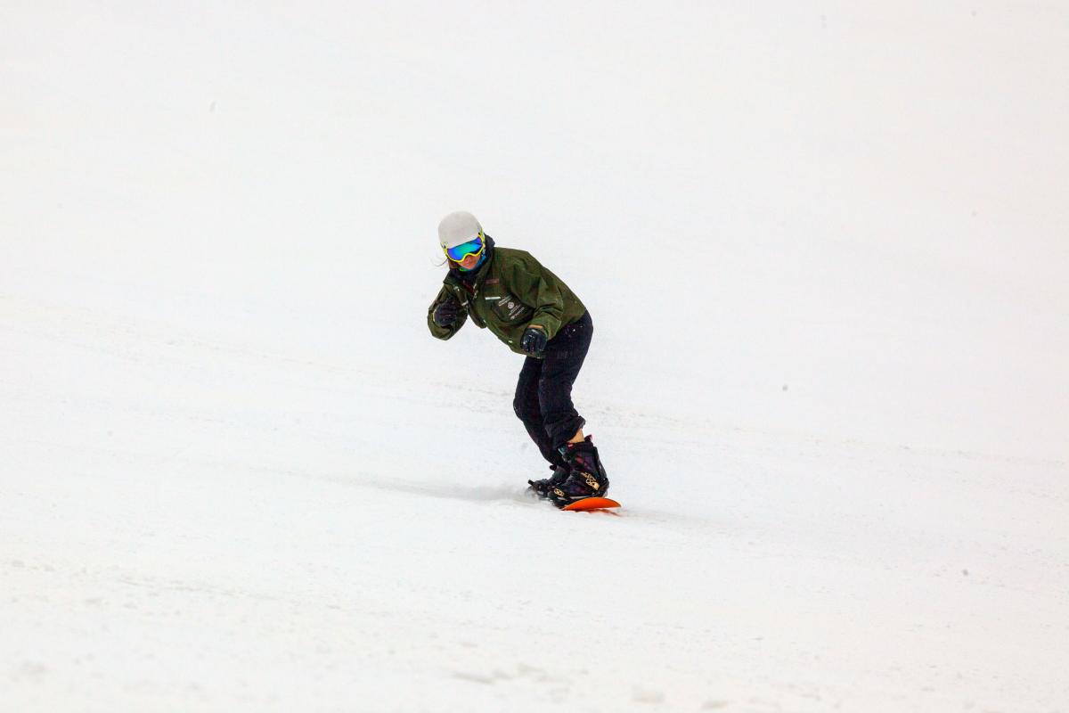 Joany Badenhorst on a snowboard at a snowboard-cross event. 