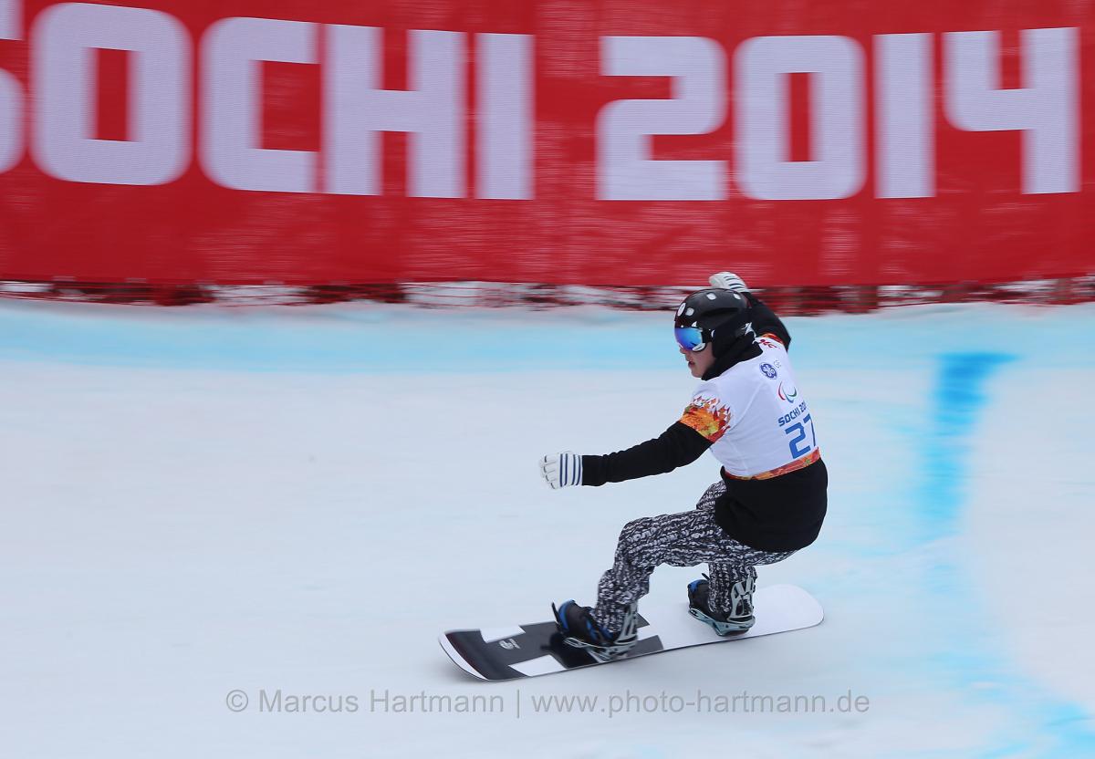 Matti Suur-Hamari glides down the course in the Men's Para Snowboarding Cross - Standing