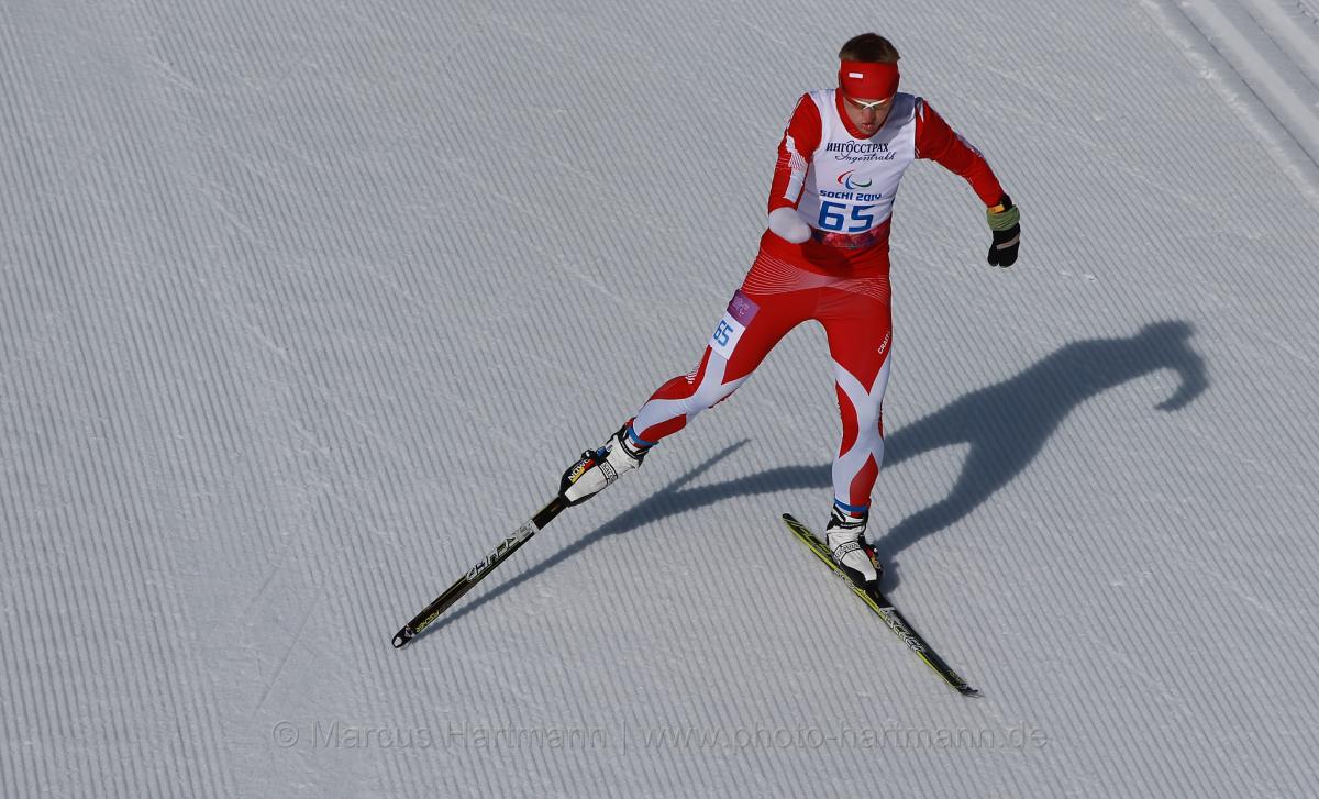 a para skier skies down the slope