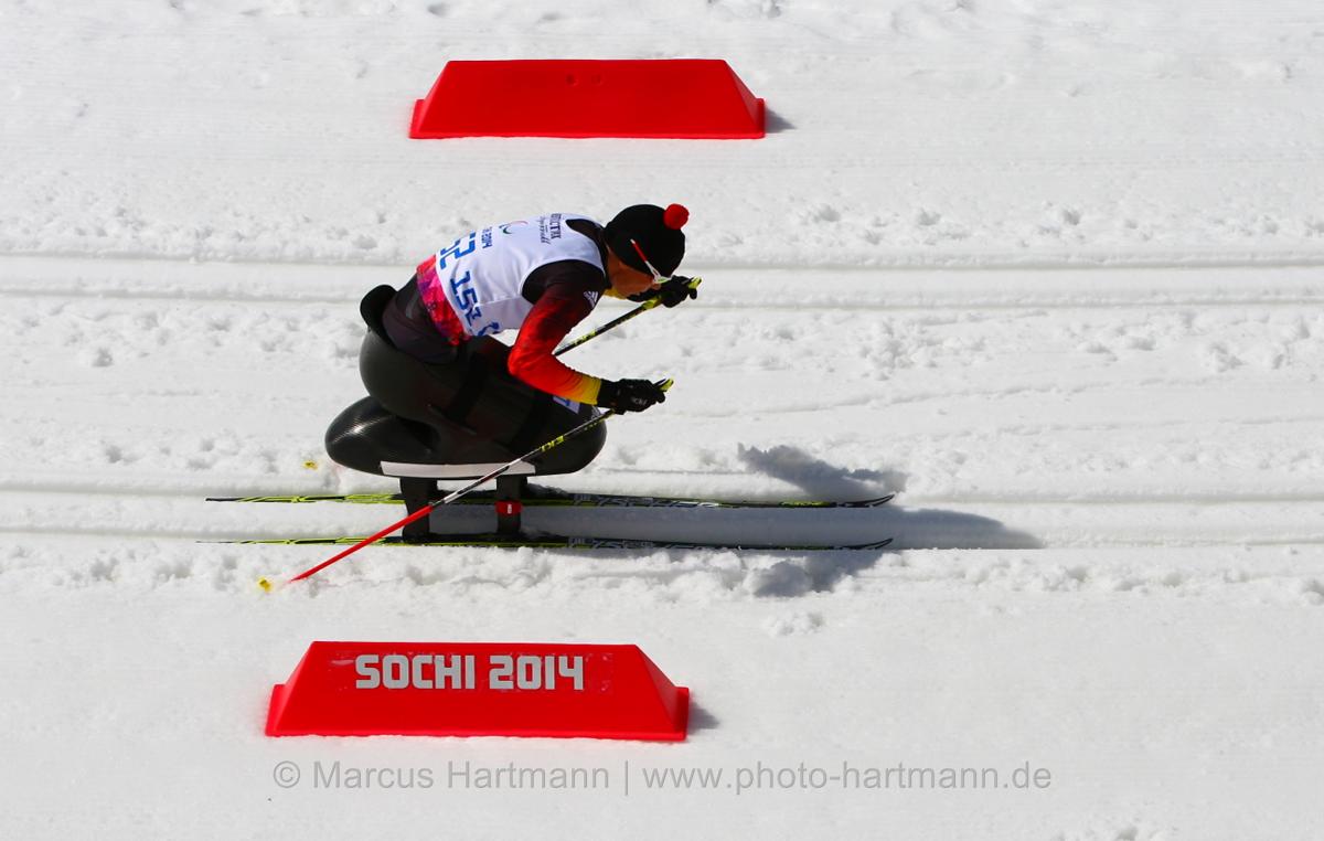 German sit skier Andrea Eskau pushing herself forward.