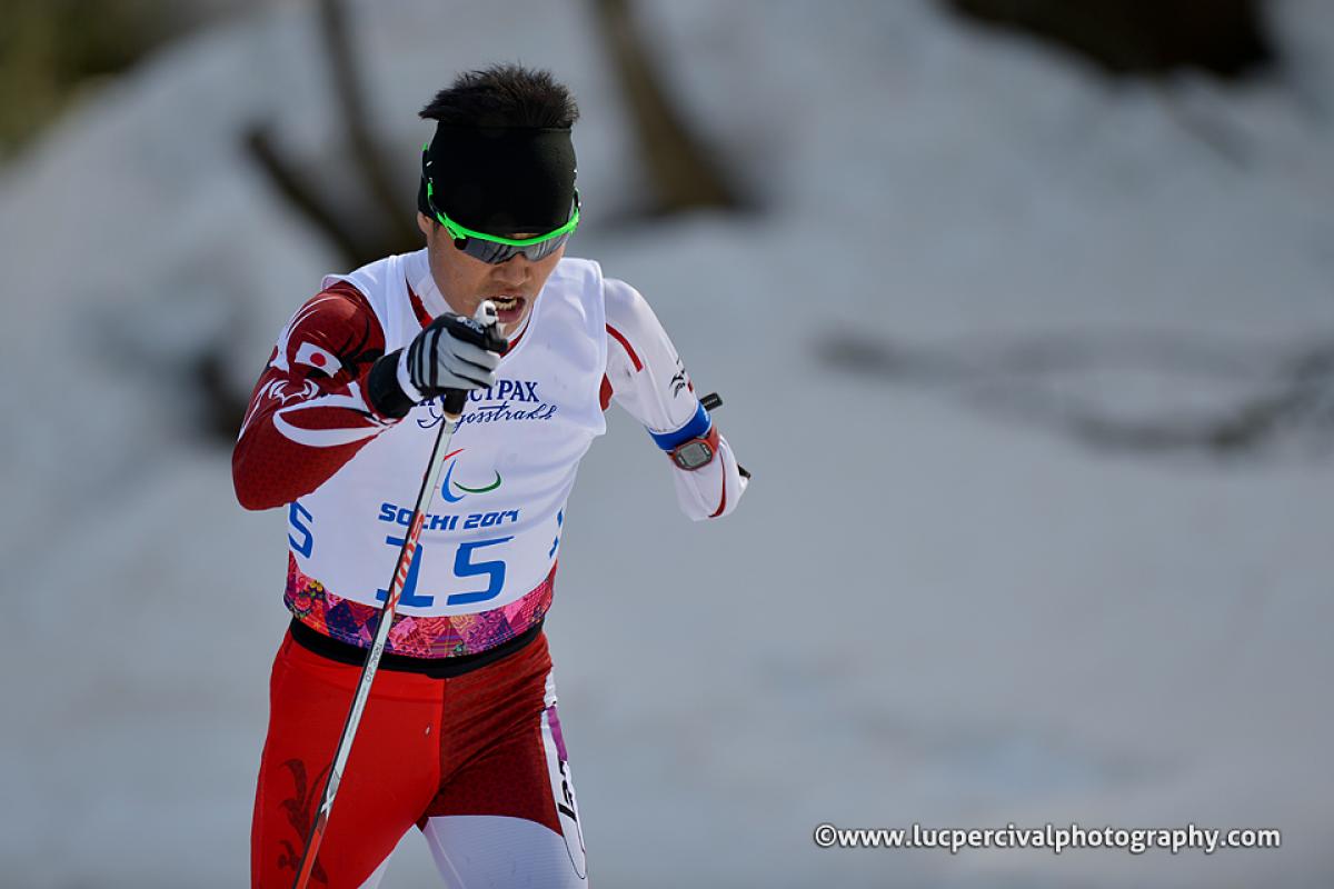 Man with an arm amputation doing nordic skiing