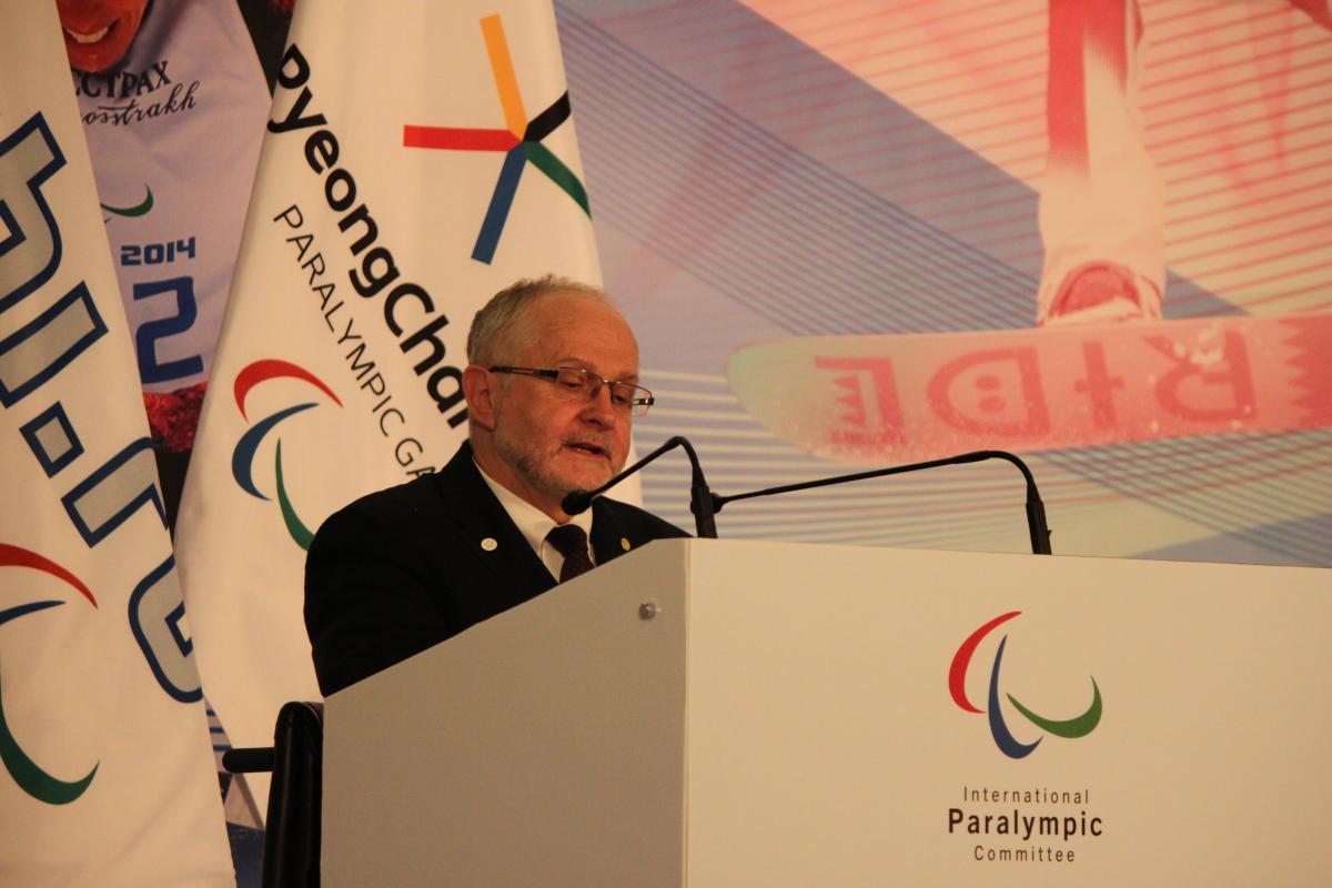 Sir Philip welcoming the participants of the Sochi 2014 debrief.