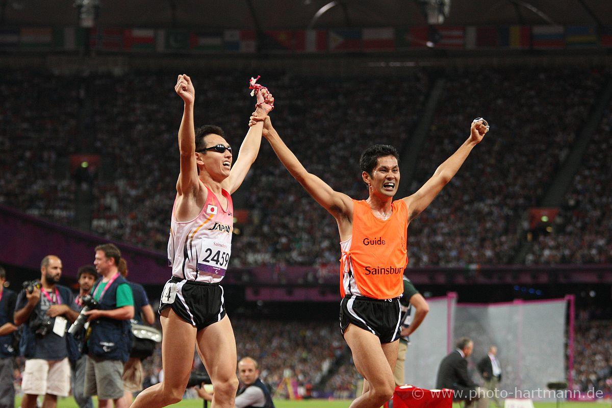 Shinya WADA - Athletics - London 2012 Paralympic Games Runner with a guide crossing the finish line with their hands in the air