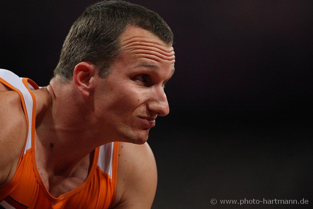 Kenny van WEEGHEL - Athletics - London 2012 Paralympic Games Uppor body of a man in orange shirt