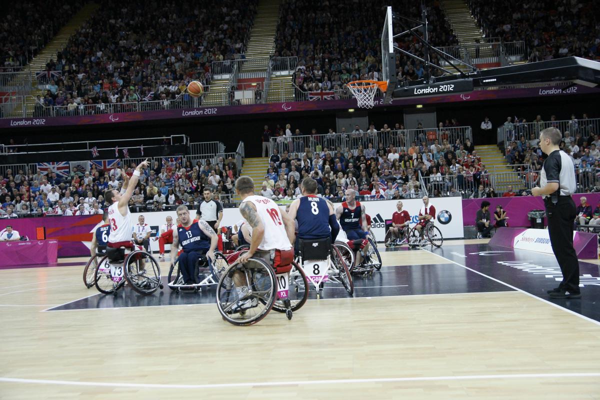 Dominik MOSLER, shot from the top of the key 