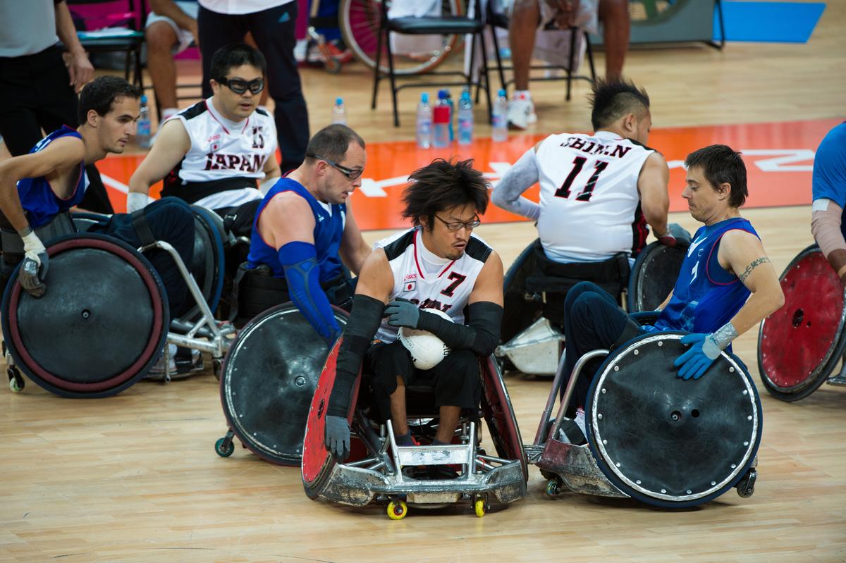 Daisuke IKEZAKI, Japan keeps the ball protected