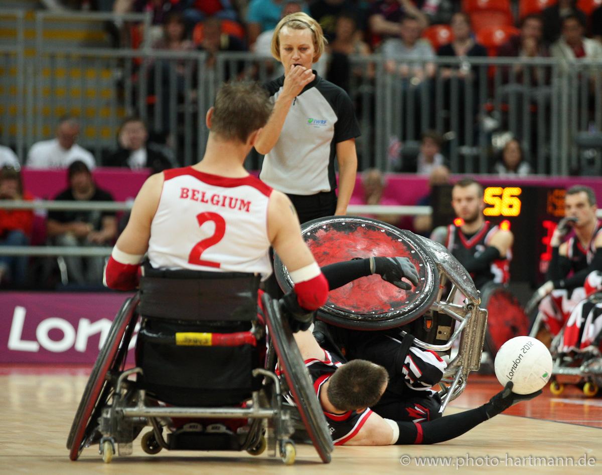 Peter GENYN, Belgium with a massive hit on a Canadian player