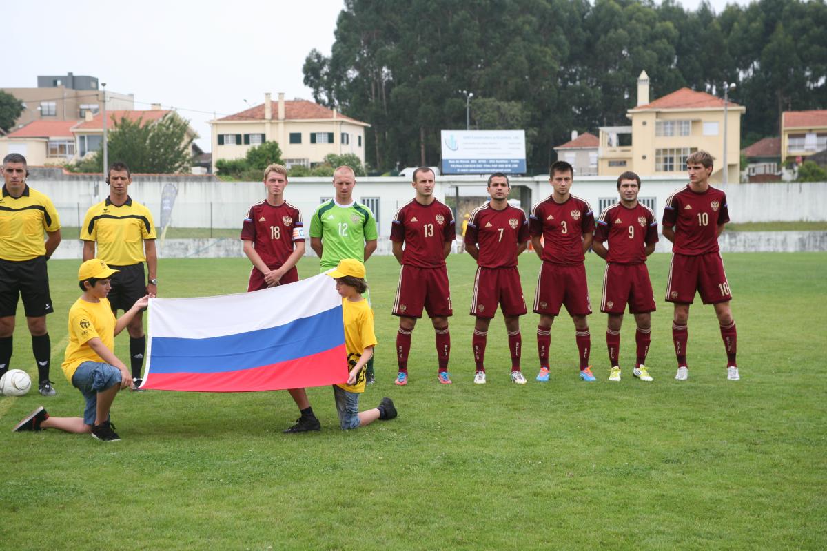 7 Russian players standing next to each other singing the national anthem during the 2014 CPISRA Football 7-a-side European Championships.