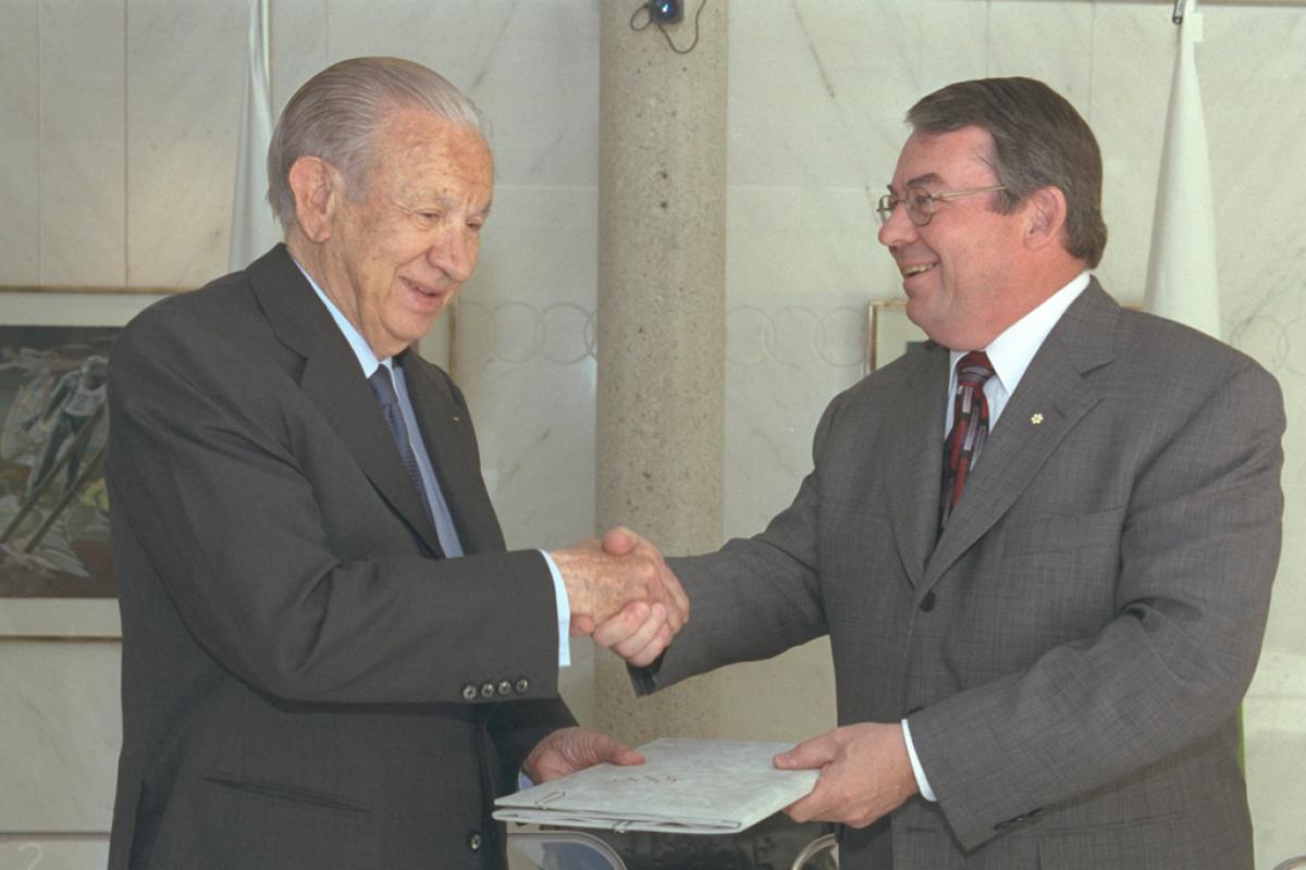 Juan Antonio Samaranch and Bob Steadward sign first IOC-IPC Agreement, shaking hands