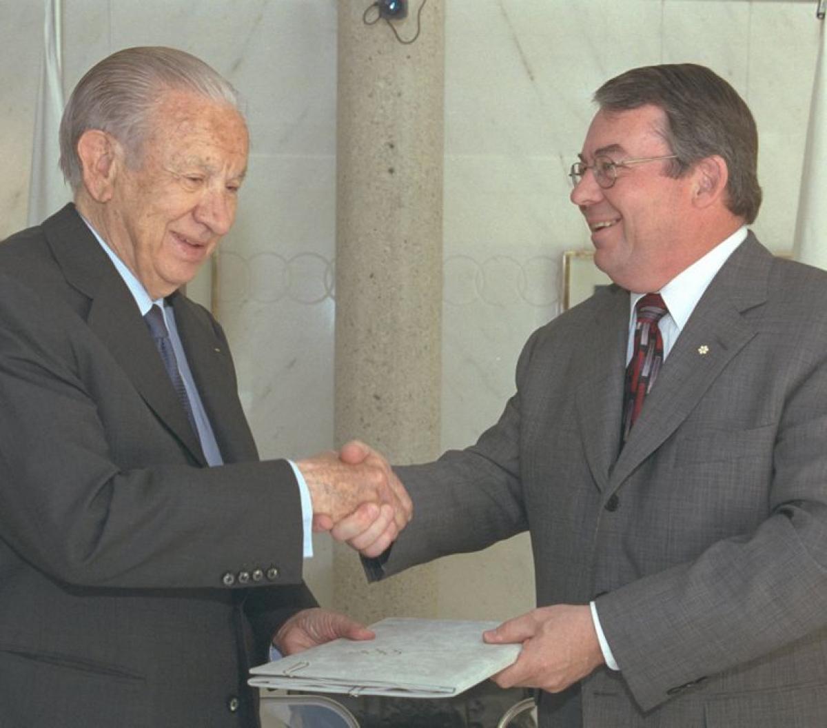 Juan Antonio Samaranch and Bob Steadward signing the first IPC/IOC agreement