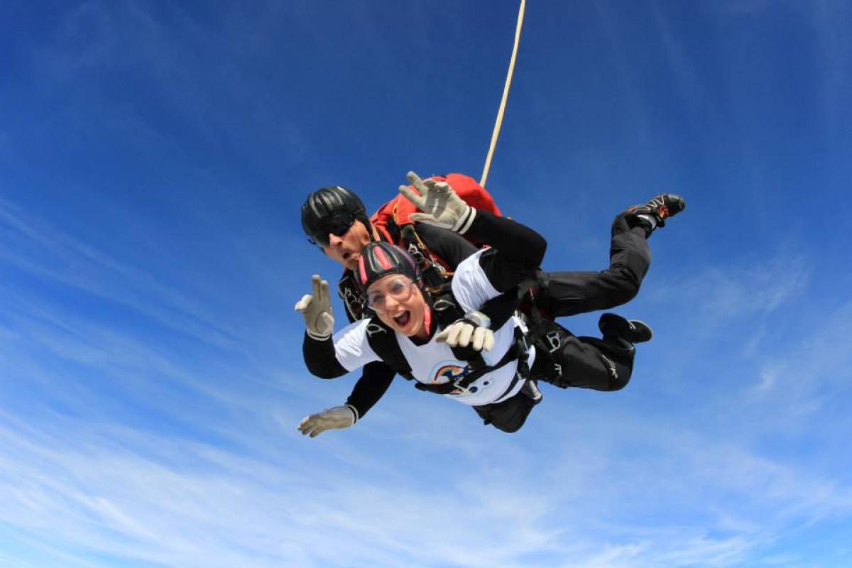 woman and man falling from a plane in a skydive