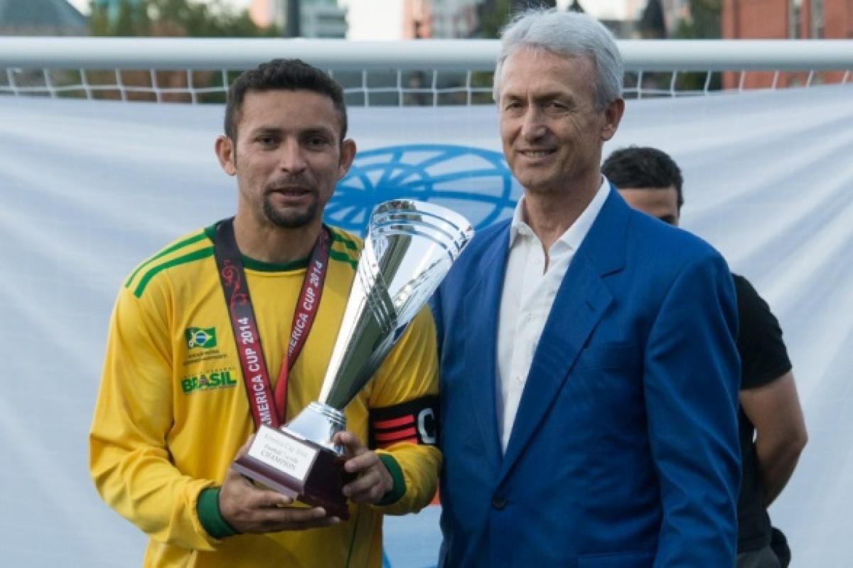 CMNT Coach Benito Floro present the Football 7-a-side America Cup to Brazil 