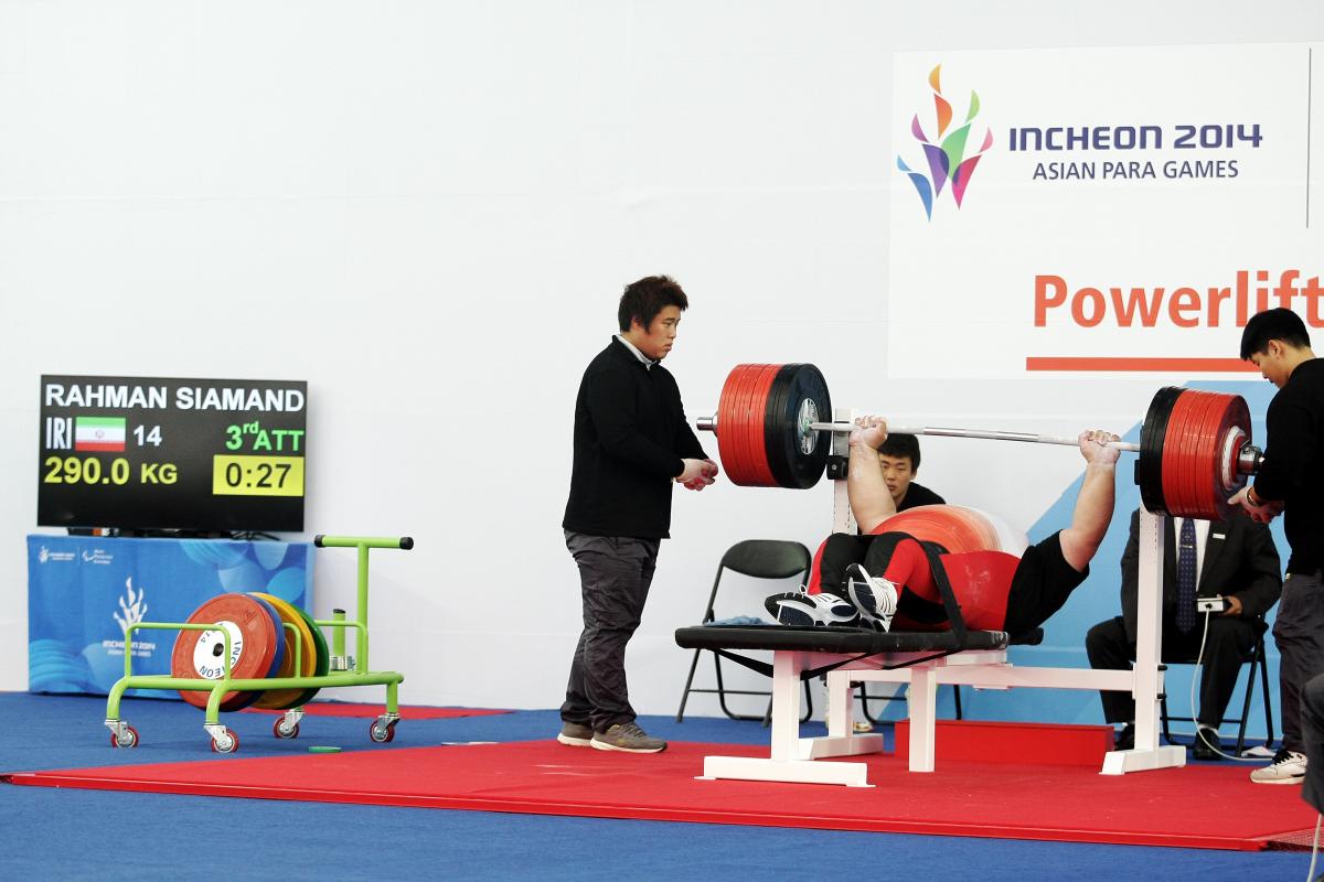 Rahman Siamand at Incheon 2014 Man doing powerlifting on a bench