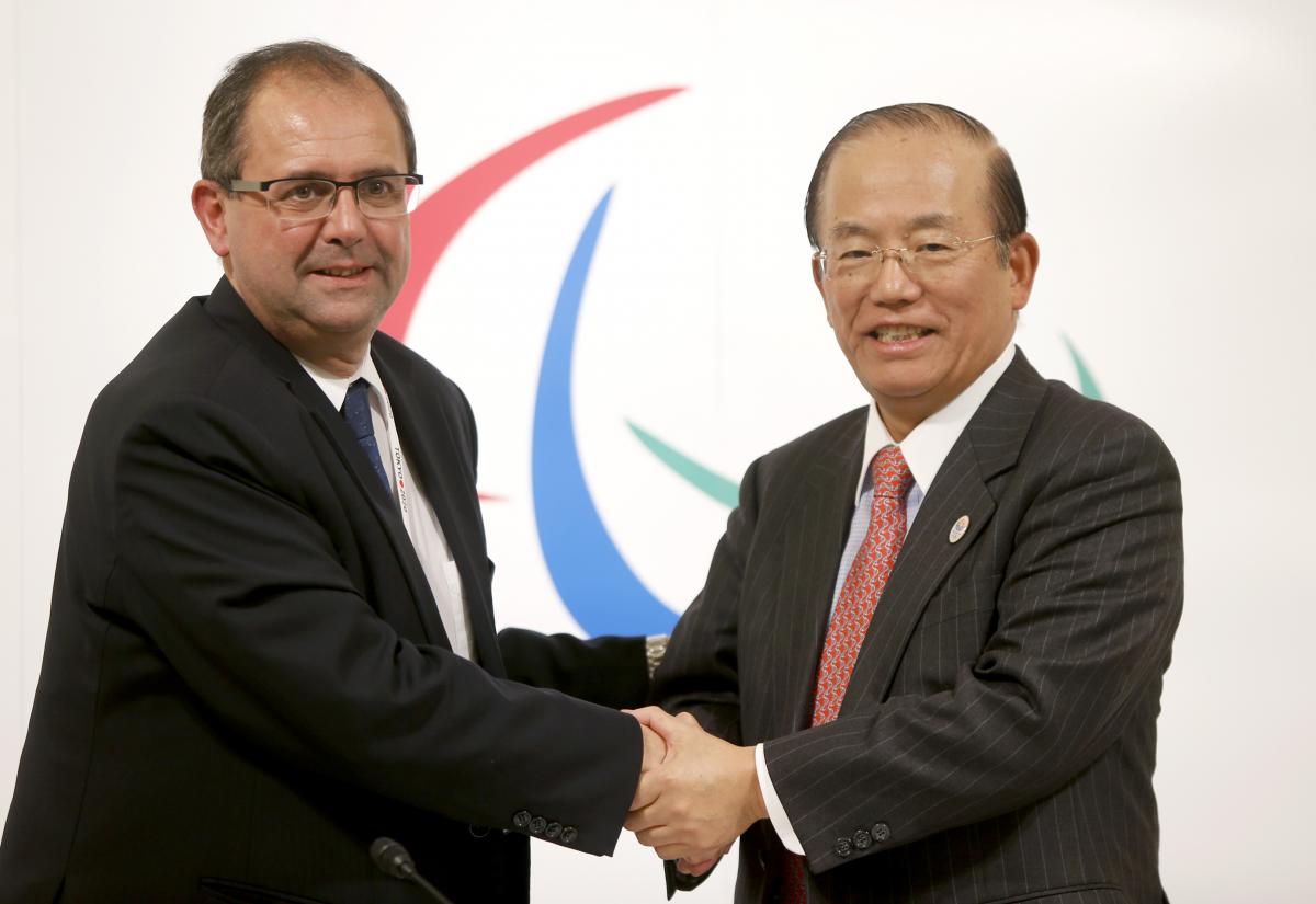 IPC CEO Xavier Gonzalez and Tokyo 2020 CEO Toshiro Muto shaking hands