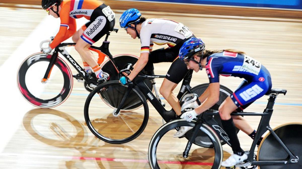 Alyda Norbruis once more drew the Apeldoorn velodrome’s crowd to its feet with her thrilling win in the C2-3 Scratch Race.