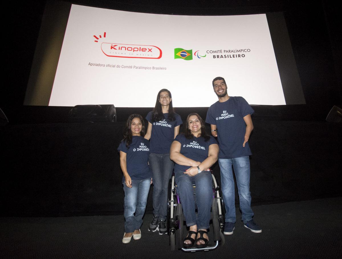Four Brazilian para-sport heroes stand in front of a Kinoplex sign