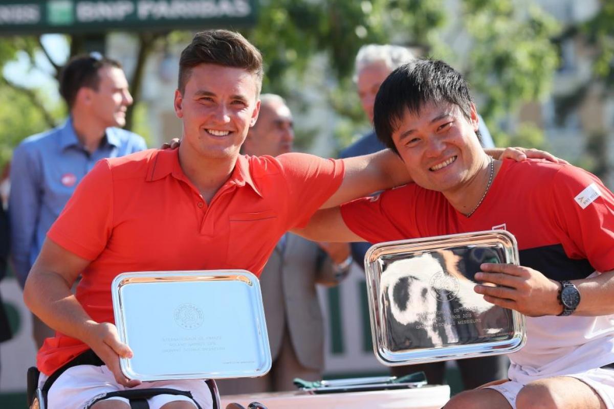 Gordon Reid and Shingo Kunieda with their trophies at Roland Garros. 