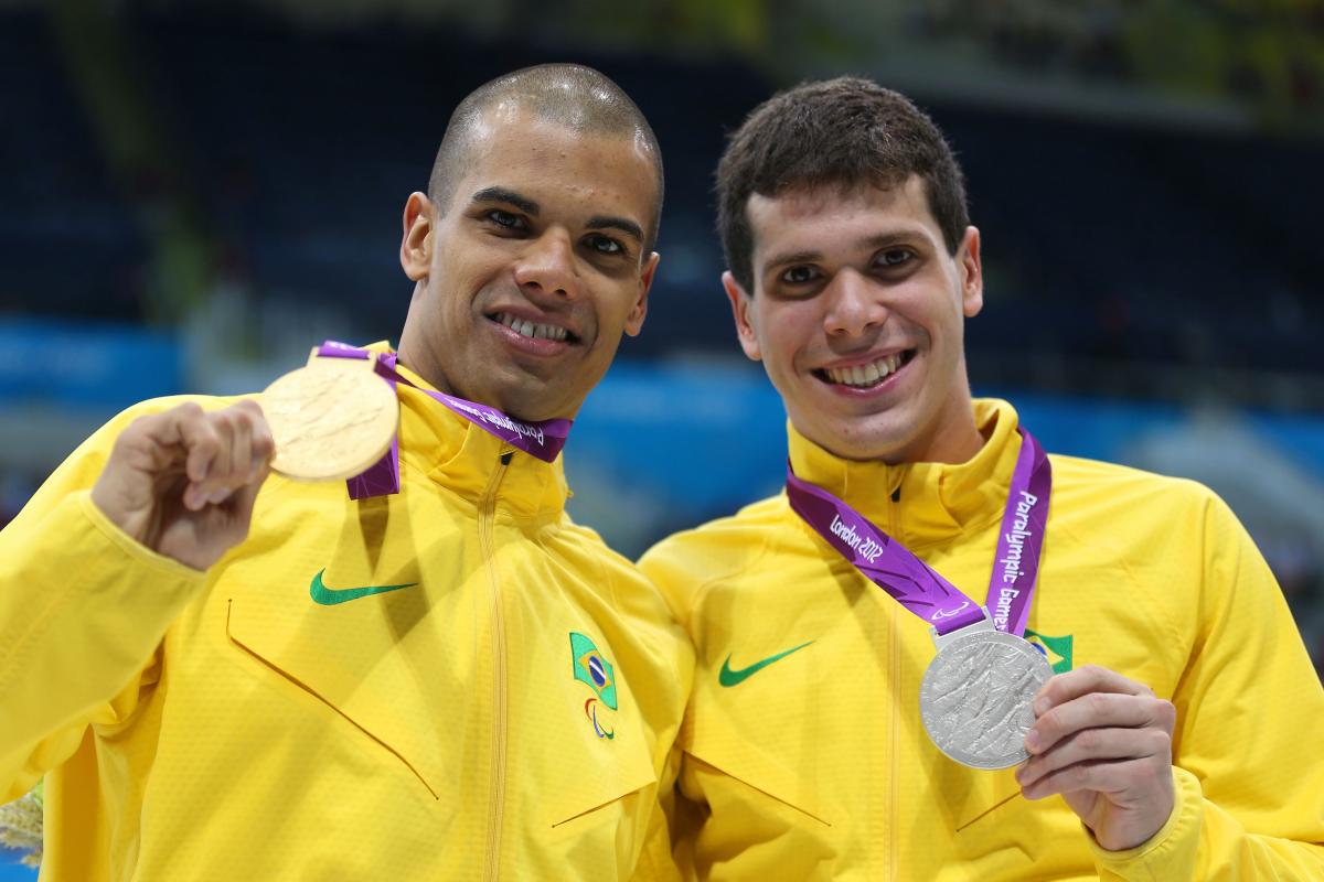 Phelipe Rodrigues with Andre Brasil showing their medals.