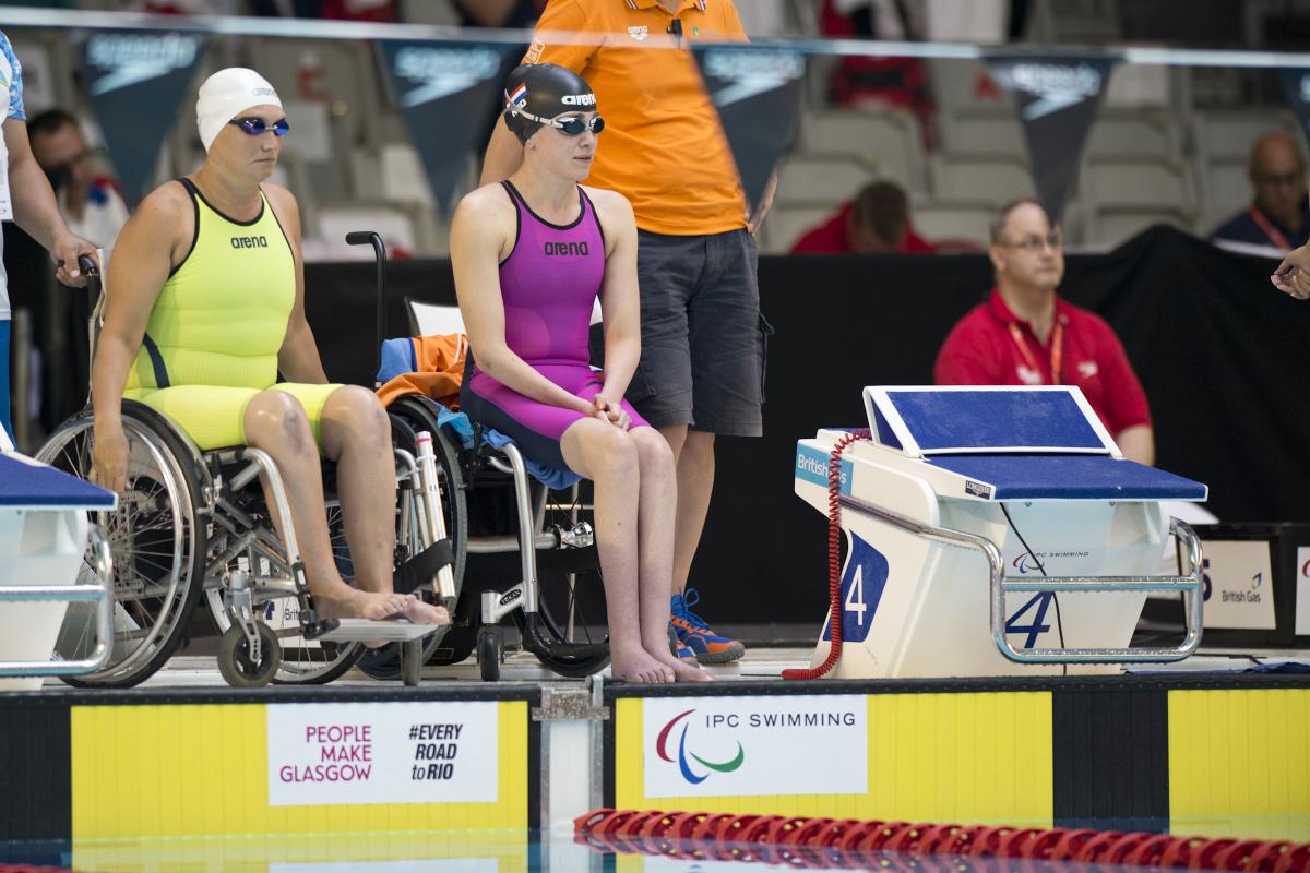 Zulfiya Gabidullina and Lisette Teunissen competing in the Women's 100m Freestyle S3 at the 2015 IPC Swimming World Championships in Glasgow.